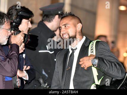 Sinobo Stadium, Prag. 22 Okt, 2019. Fussballspieler ARTURO VIDAL des FC Barcelona kommt nach Prag vor der Fußball Champions League Gruppe F 3. Runde Slavia Praha vs FC Barcelona Stadion Sinobo, Prag, Tschechische Republik, 22. Oktober 2019. Quelle: Michaela Říhová/CTK Photo/Alamy leben Nachrichten Stockfoto