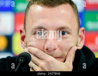 Sinobo Stadium, Prag. 22 Okt, 2019. Fußball-Spieler Vladimir Coufal spricht während der Pressekonferenz vor der Fußball Champions League Gruppe F 3. Runde Slavia Praha vs FC Barcelona Stadion Sinobo, Prag, Tschechische Republik, 22. Oktober 2019. Credit: Roman Vondrous/CTK Photo/Alamy leben Nachrichten Stockfoto