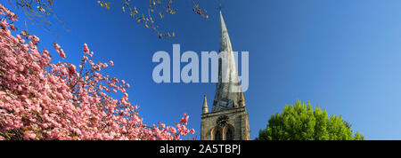 Den Schiefen Turm von St. Maria und alle Heiligen Kirche, Markt von Chesterfield, Derbyshire, England, Großbritannien Stockfoto