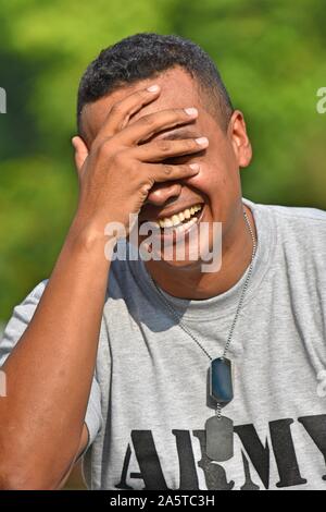 Lachende junge Kolumbianische männlichen Soldaten Stockfoto