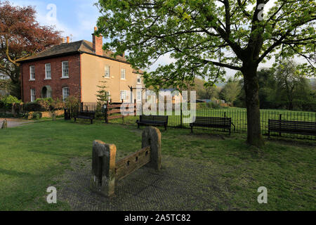 Village Stocks auf dem Grün am Eyam Dorf, Derbyshire, Peak District National Park, England, Großbritannien Stockfoto