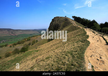 Wanderer auf der Rückseite Tor, Loosehill ridge, Vale von Alfreton, Derbyshire, Peak District National Park, England Stockfoto
