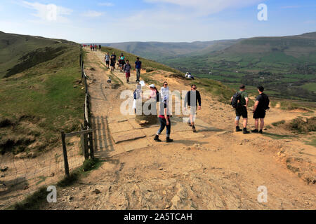 Spaziergänger auf Hollins Cross, Loosehill ridge, Vale von Alfreton, Derbyshire, Peak District National Park, England Stockfoto