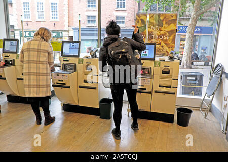 Frauen weibliche Käufer zahlen für den Einkauf bei Digital SB-Kasse im Supermarkt Waitrose Shrewsbury, Shropshire England UK KATHY DEWITT Stockfoto