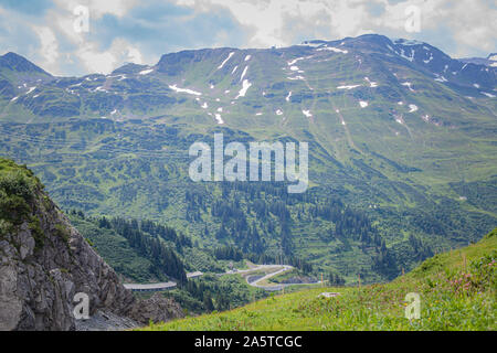 Berglandschaft der Alpen. für Erholung und Tourismus mit der Möglichkeit der Kühe auf den Wiesen sehen Stockfoto