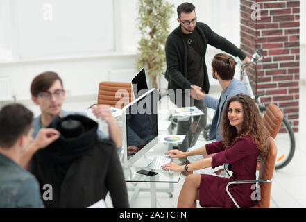 Handshake von Designern in einem modernen Studio Stockfoto