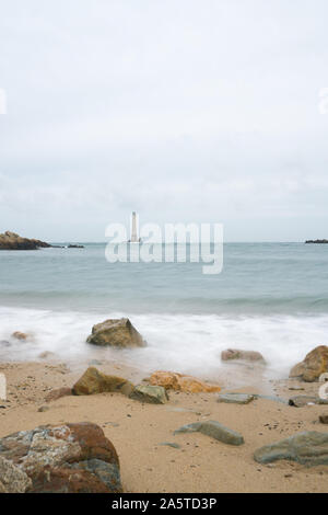 Cap de la Hague, der Manche/Frankreich - 17. August 2019: Ansicht des Phare de Goury Leuchtturm an der Küste der Normandie in Frankreich Stockfoto