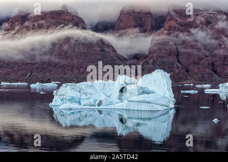 Schwimmende Eisberge am Abend Scoresby Sund, Kangertittivaq, Grönland, Dänemark Stockfoto