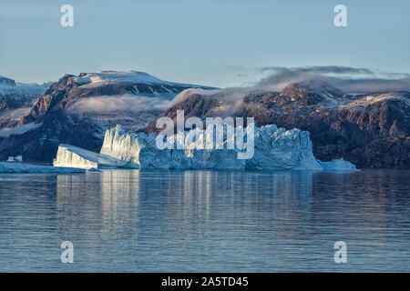 Schwimmende Eisberge am Abend, Scoresby Sund, Kangertittivaq, Grönland, England, Irland. Schwimmende Eisberge in der Abendsonne, Grönland, Dänemark Stockfoto