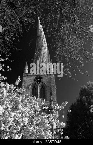 Den Schiefen Turm von St. Maria und alle Heiligen Kirche, Markt von Chesterfield, Derbyshire, England, Großbritannien Stockfoto