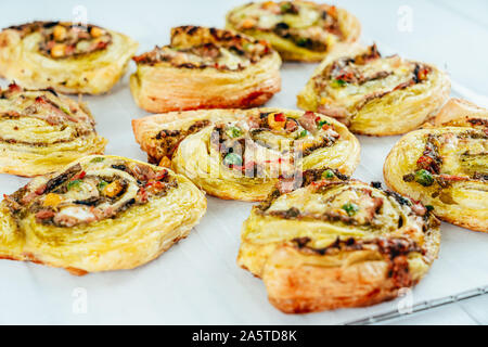 Grüne Pesto Pizza Swirl Räder Stockfoto