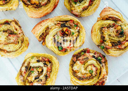 Grüne Pesto Pizza Swirl Räder Stockfoto