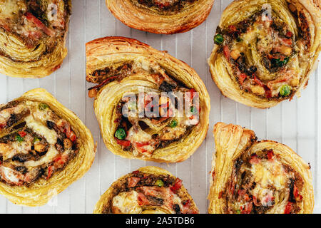 Grüne Pesto Pizza Swirl Räder Stockfoto