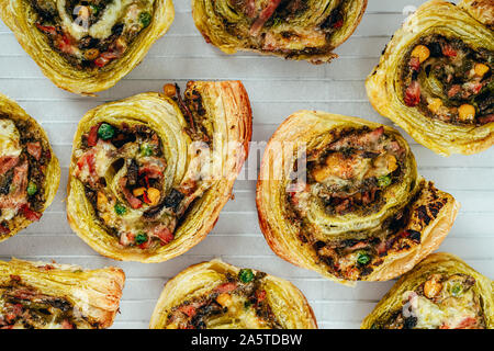 Grüne Pesto Pizza Swirl Räder Stockfoto