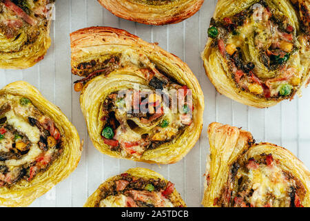 Grüne Pesto Pizza Swirl Räder Stockfoto