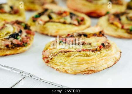 Grüne Pesto Pizza Swirl Räder Stockfoto