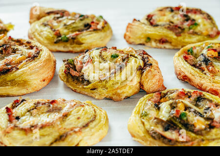 Grüne Pesto Pizza Swirl Räder Stockfoto