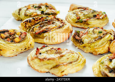 Grüne Pesto Pizza Swirl Räder Stockfoto