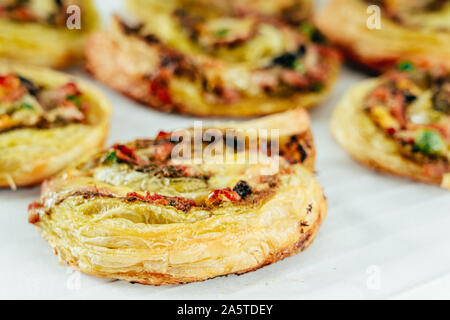 Grüne Pesto Pizza Swirl Räder Stockfoto