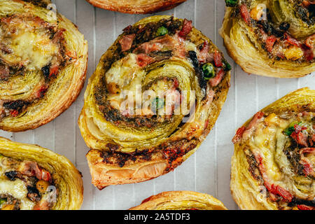 Grüne Pesto Pizza Swirl Räder Stockfoto