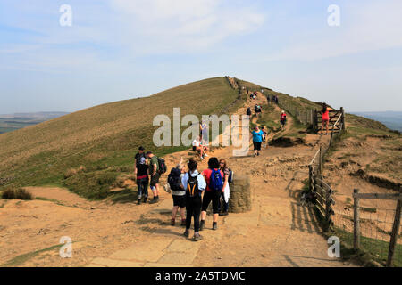 Spaziergänger auf Hollins Cross, Loosehill ridge, Vale von Alfreton, Derbyshire, Peak District National Park, England Stockfoto
