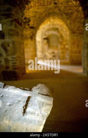 09. Oktober 2019, Sachsen-Anhalt, Quedlinburg: eine Steinplatte mit einem Kreuz liegt in der Reste der westlichen Gebäude des Klosters St. Marien in Münzenberg. Wird die Klosterkirche sagte ab 986 aufwärts gebaut worden zu sein. Nach der Zerstörung im Jahre 1525, Armen und Besitzlosen Menschen gebauten Häuser, die in und über die Mauern der Kirche. Heute ist das Dorf ist eine Station der "Straße der Romanik". Foto: Klaus-Dietmar Gabbert/dpa-Zentralbild/ZB Stockfoto