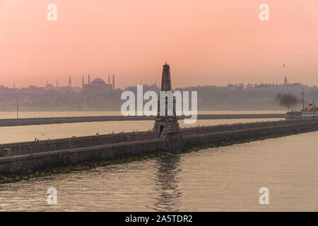 Istanbul und den Bosporus, wunderschönem Blick über das Meer bei Sonnenuntergang Stockfoto