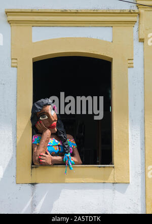 Typische 'namoradeira' Statue am Fenster der Öffentlichen Bibliothek von igarassu (Pernambuco, Brasilien) Stockfoto