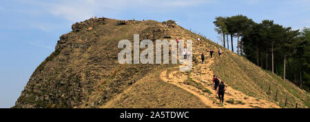 Wanderer auf der Rückseite Tor, Loosehill ridge, Vale von Alfreton, Derbyshire, Peak District National Park, England Stockfoto