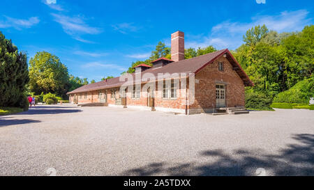 München 2019. Touristen um das Gebäude als Gaskammer im KZ Dachau. August 2019 in München. Stockfoto