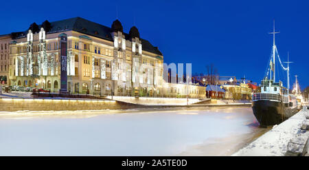 Turku, Finnland. Schöner Blick auf die Ufer des Flusses Aura auf einen Winter in der Nacht. Stockfoto