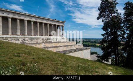 Regensburg 2019. Touristen, die in der neoklassischen temple Walhalla. Von Ludwig I. von Bayern in Auftrag gegeben, es hängt noch über der Donau heute. August Stockfoto