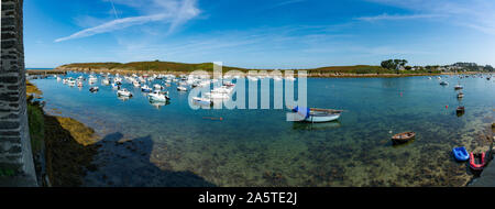 Le Conquet, Finistere/Frankreich - 22. August, 2019: Der alte Hafen und Hafen von La Conquet an der bretonischen Küste in Frankreich Stockfoto