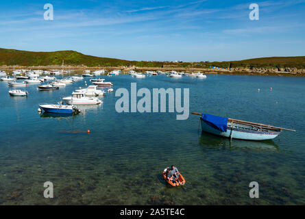 Le Conquet, Finistere/Frankreich - 22. August, 2019: Männer Rudern zu Ihren verankert Boot in einem kleinen Beiboot im Hafen von La Conquet Stockfoto