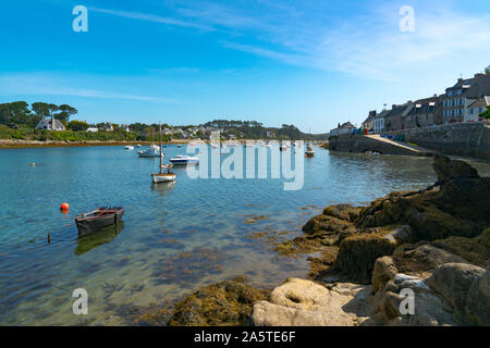 Le Conquet, Finistere/Frankreich - 22. August, 2019: Der alte Hafen und Hafen von La Conquet an der bretonischen Küste in Frankreich Stockfoto