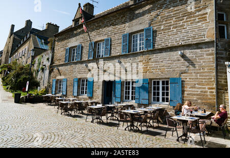 Le Conquet, Finistere/Frankreich - 22. August, 2019: langsam in die touristische Saison an einem idyllischen Französisches Restaurant mit wenigen Gästen Stockfoto