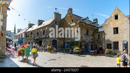 Le Conquet, Finistere/Frankreich - 22. August, 2019: Blick auf den belebten Marktplatz in Le Conquet mit vielen Touristen, die in Stockfoto