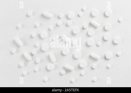 Pillen flachbild Hintergrund, Tabletten verteilt auf einem weißen - Ansicht von oben an. Stockfoto