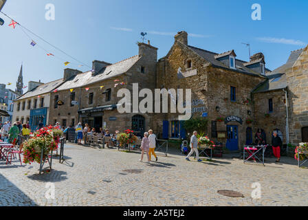 Le Conquet, Finistere/Frankreich - 22. August, 2019: Blick auf den belebten Marktplatz in Le Conquet mit vielen Touristen, die in Stockfoto