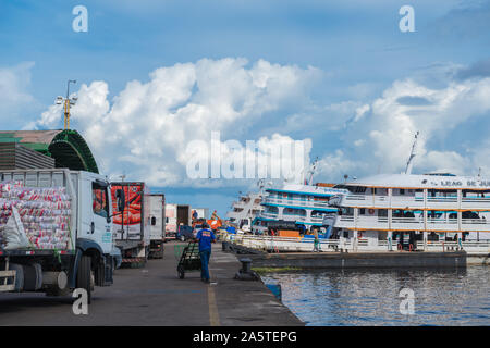 Die geschäftige Porto Flutante oder Schwimmenden Hafen, langsam Boote für Ihre Tour Amazonas, Manaus, Amazonas, Brasilien, Lateinamerika Stockfoto