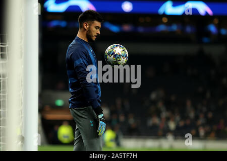 Tottenham Hotspur Stadion, London, UK. 22 Okt, 2019. UEFA Champions League Fußball, Tottenham Hotspur gegen Roter Stern Belgrad; Torhüter Paulo Gazzaniga von Tottenham Hotspur im Warm up spielen für den verletzten Hugo Lloris - Redaktionelle Verwendung Credit: Aktion plus Sport/Alamy leben Nachrichten Stockfoto