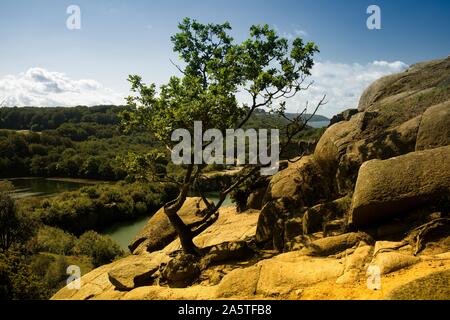 Opalsøen, See von Felsen auf der Insel Bornholm in Dänemark umgeben Stockfoto