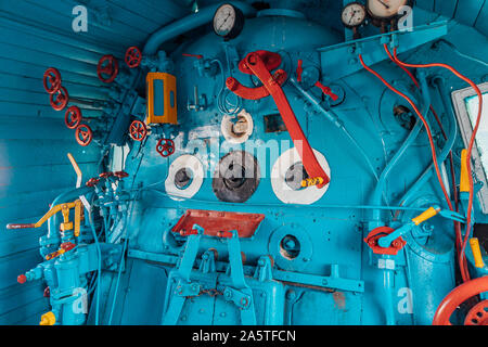 Kabine in der historicall Zug Lokomotive in blauen und roten Farben mit manueller Steuerung Stockfoto