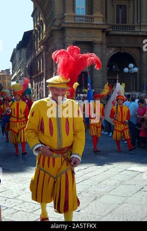Anzeigen eines lächelnden Player tragen Tracht, die Teilnahme an einer Parade für den Calcio Storico Fußball Turnier in Florenz, Italien, Juni 2011 Stockfoto