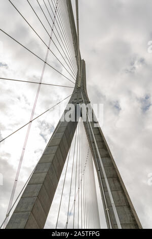 Honfleur Calvados/Frankreich - 15. August 2019: architektonisches Detail auf die Brücke der Normandie über die Seine Stockfoto