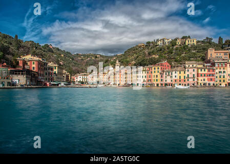 Idyllische Panoramablick auf den alten bunten Gebäude an der Küste des Ligurischen Meeres, in Portofino, Italien, im Sommer Stockfoto