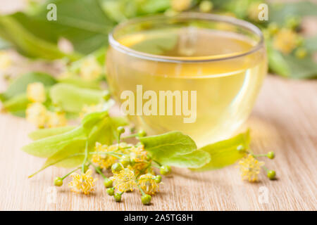 Linden Blüten vor einer Tasse Kaffee Stockfoto