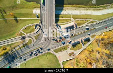 Kreuzung mit kleinen Verkehr um grüne Feld über der Ansicht von oben Stockfoto