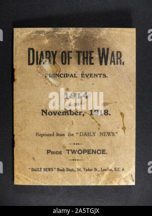 "Auch der Broschüre Der Krieg" durch die täglichen Nachrichten vorgenommen, die wichtigsten Termine im Ersten Weltkrieg, ein Stück der Replik Erinnerungsstücke aus dem ersten Weltkrieg in der Ära. Stockfoto