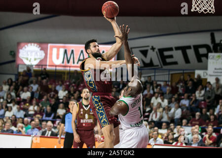 Venezia, Italien. 22 Okt, 2019. mitchell Watt (umana reyer Venezia) von Marcos ginyard vereitelt (Limoges csp) Während, Basketball EuroCup Meisterschaft in Venedig, Italien, 22. Oktober 2019 - LPS/Alfio Guarise Credit: Alfio Guarise/LPS/ZUMA Draht/Alamy leben Nachrichten Stockfoto